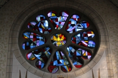 Glasfenster mit dem heiligen Geist als Taube