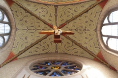 Christus ragt im Altarraum empor